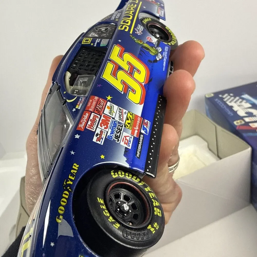 Bobby Hamilton #55 Square Looney Tunes 2001 Chevy Monte Carlo 1:24 Diecast MINT